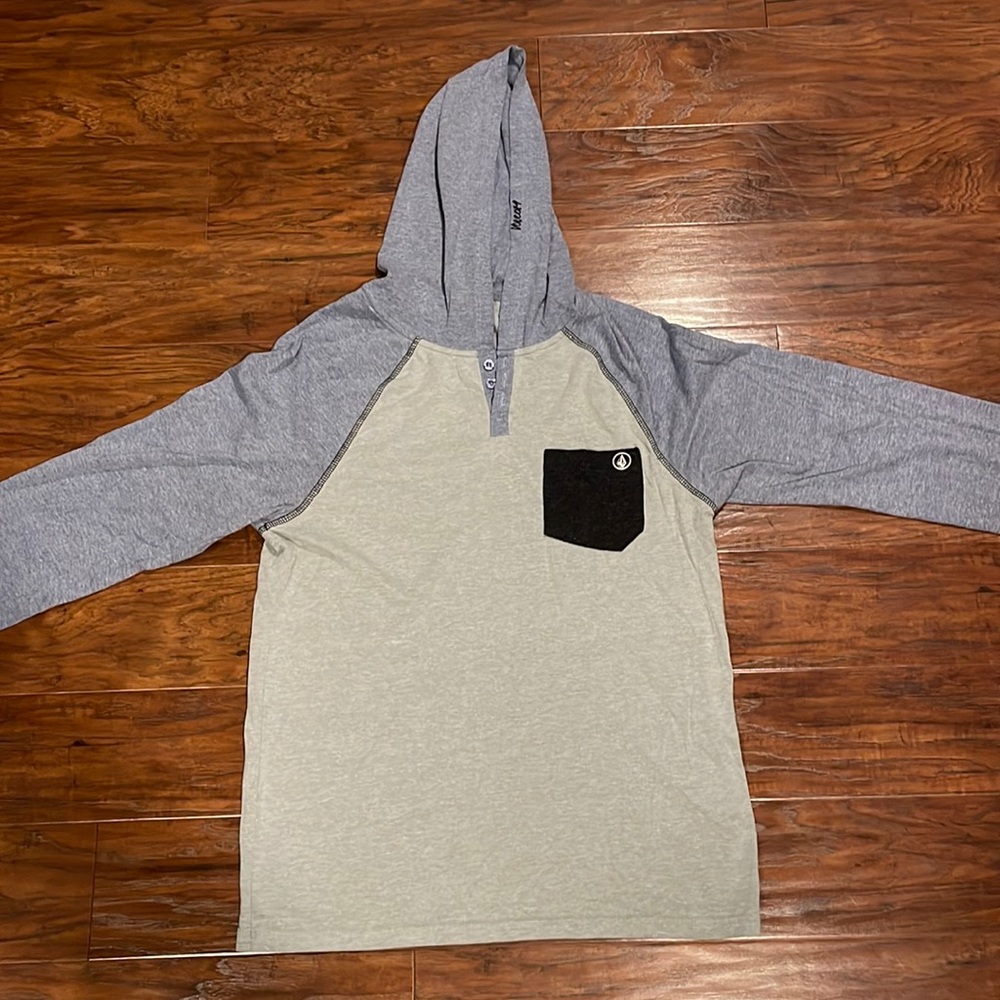 Volcom hooded long sleeve. Size M. Excellent cond